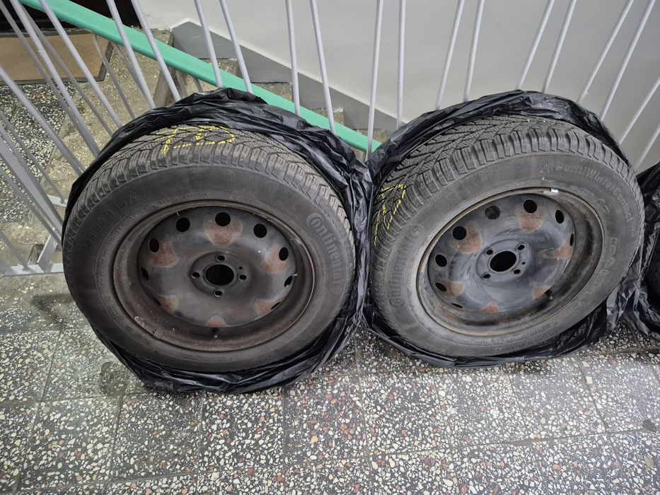 Vând set anvelope Continental 185/65 R15 (de iarnă), jante și capacele de ornament.