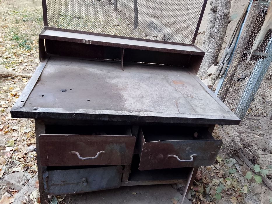 Servisniy stol sotiladi