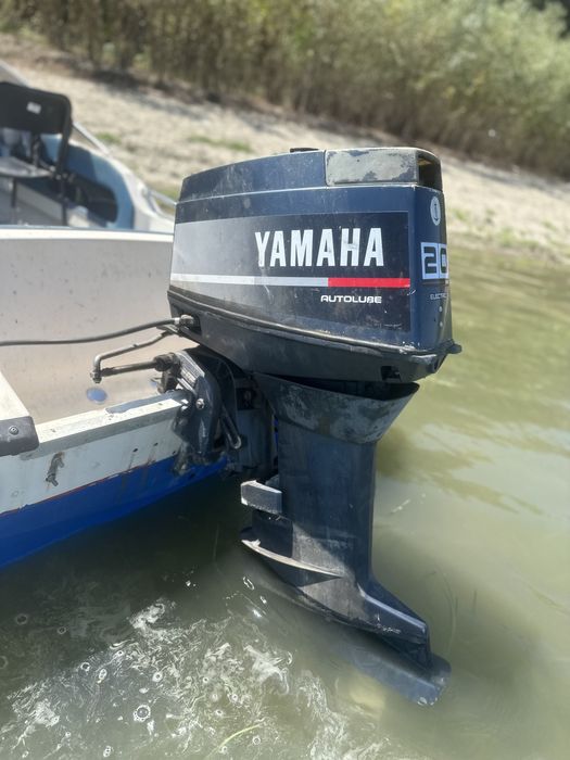 barcă cu motor si peridoc