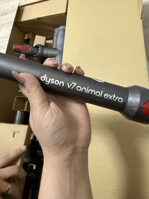 Продам пылесос Dyson V7 animal Extra