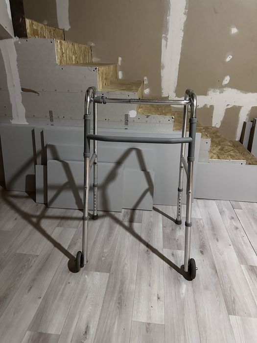 Продается ходунок шагающие.
