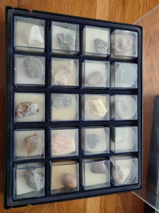 Колекция от скъпоценни и полускъпоценни камъни