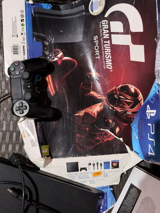 PS 4, 1 TB + 2 джойстика