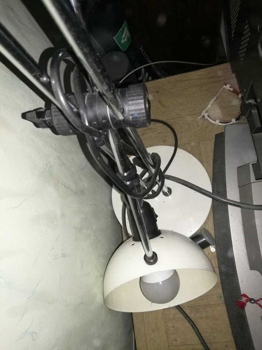 Много удобна регулируема настолна лампа.