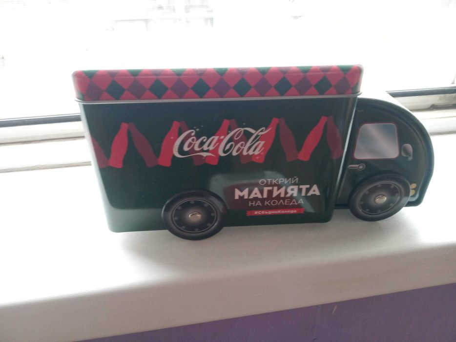 Предлагам коледни камиончета за деца и колекционери