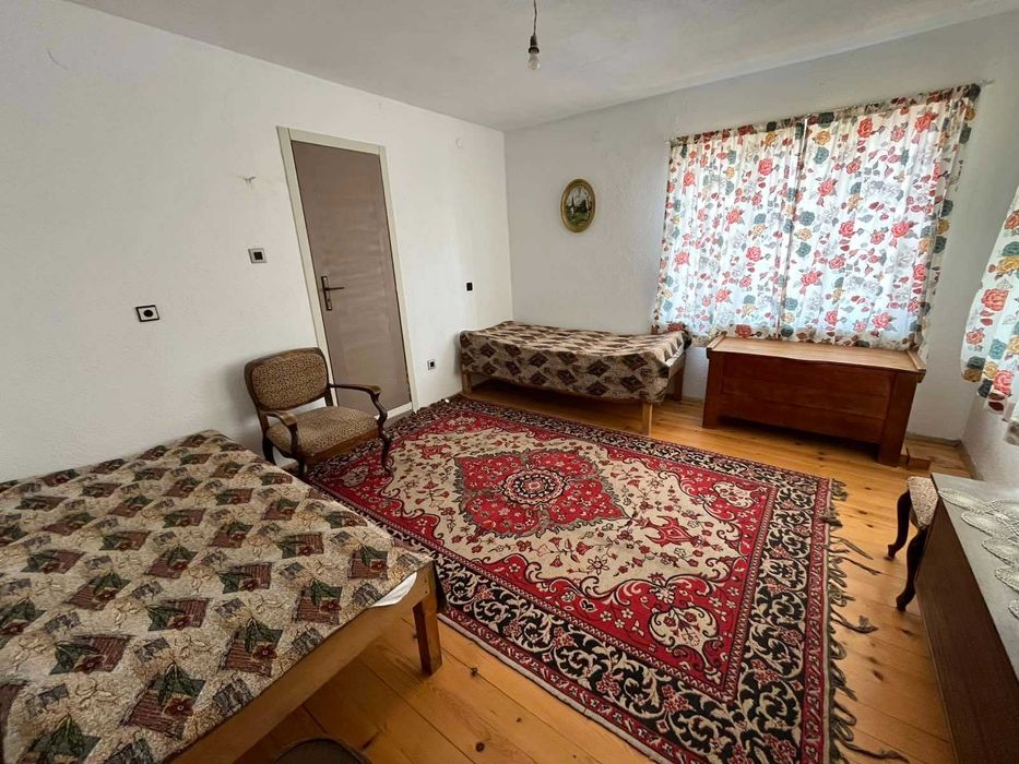 Къща с 3 спални и двор 1400 кв.м. за продажба близо до Казанлък
