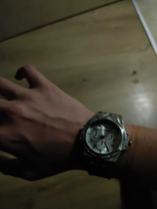 Часовник чисто нов на 1 месец