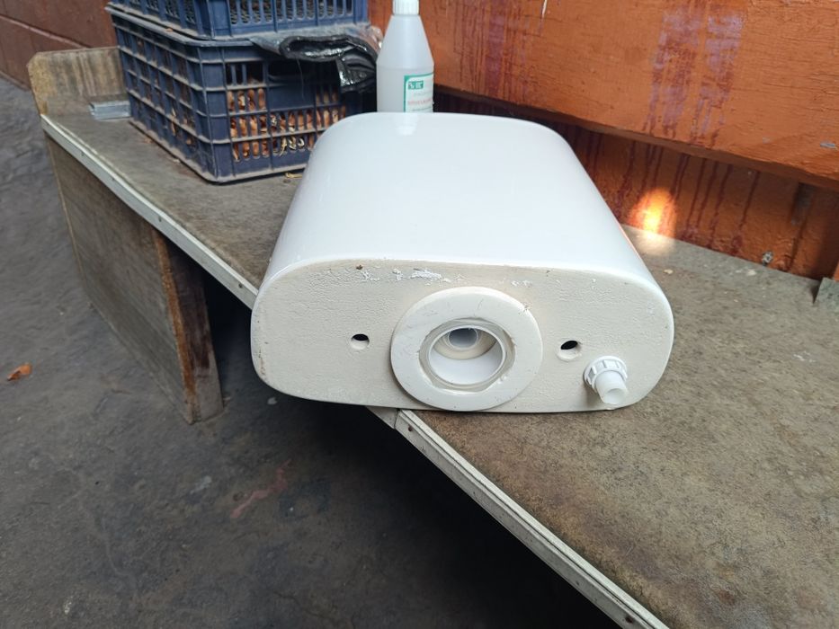 Бачок унитаза новый.