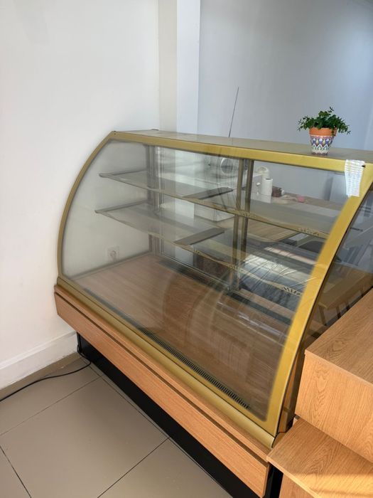 Продам витринный холодильник