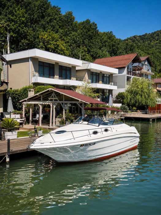 Barcă Monterey 265 Cruiser – cabinată, complet echipată