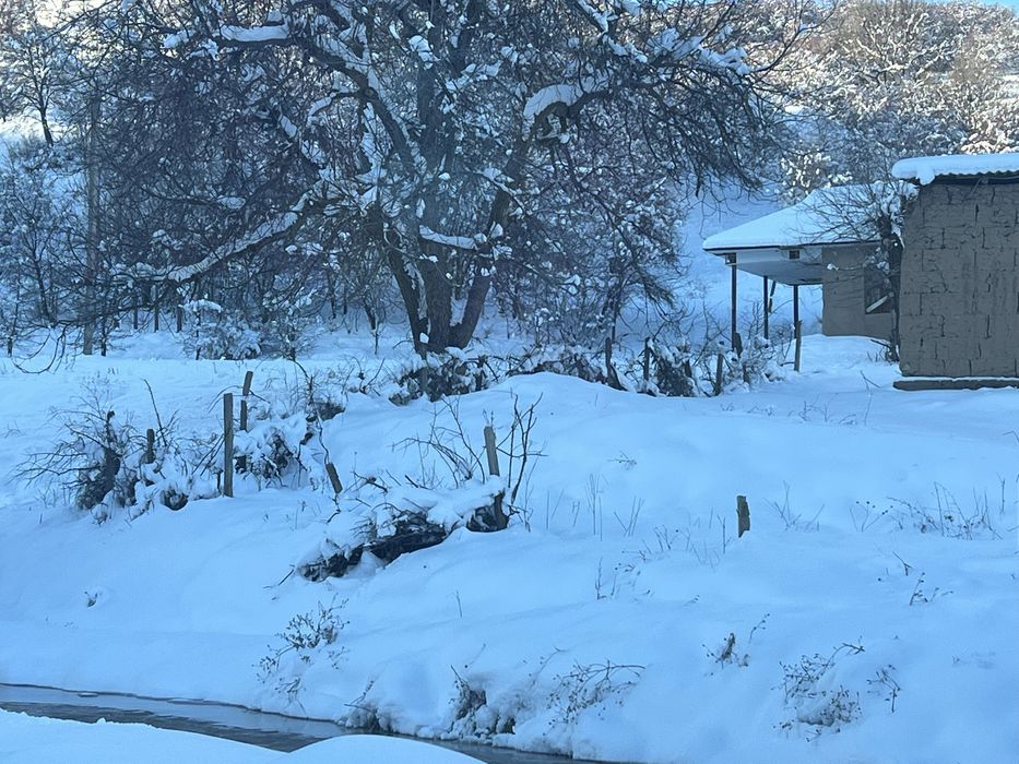 Dacha qurish 8 sotok yer sotiladi kadastrlari bor 2 xonasi bor