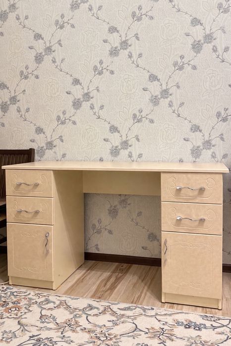 Шкаф в спальню и рабочий стол