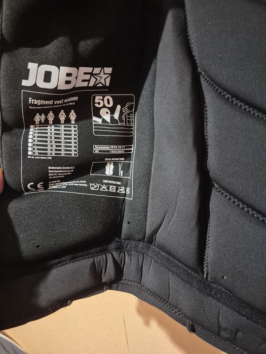 Продавам 2 броя спасителни жилетки