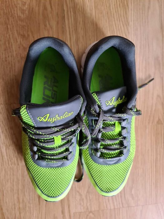 Adidasi Aujtralian din piele aproape noi