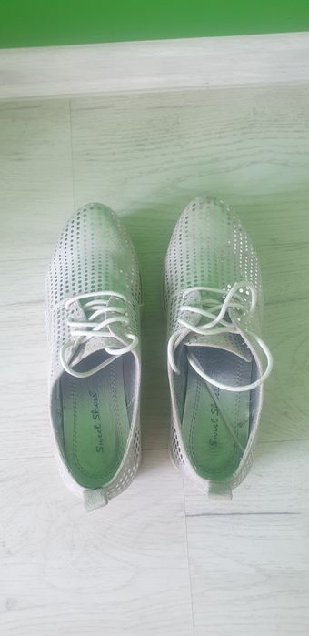 Обувки сиво блестящи