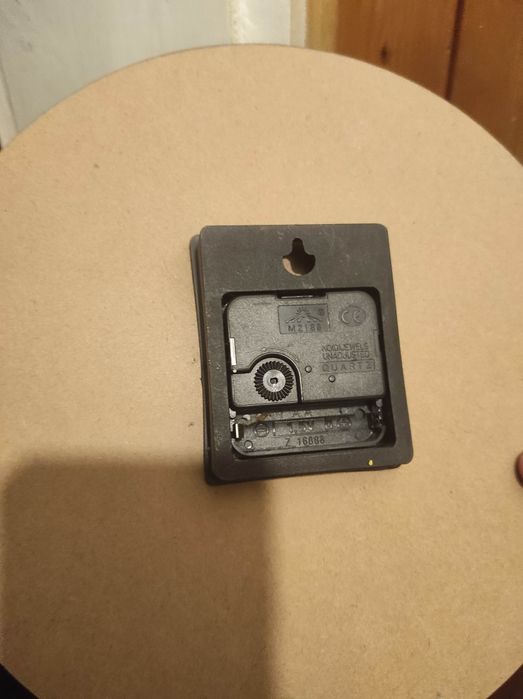 Винтидж Стенен часовник с батерия френски