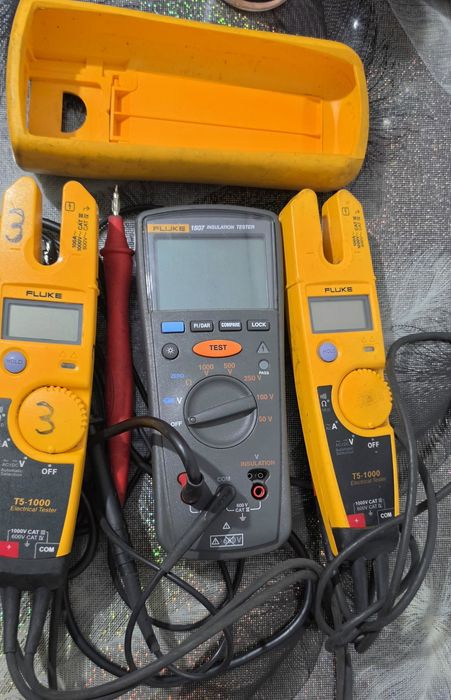 Tester electric Fluke T5-1000 & Tester de izolație Fluke 1507 (centru)