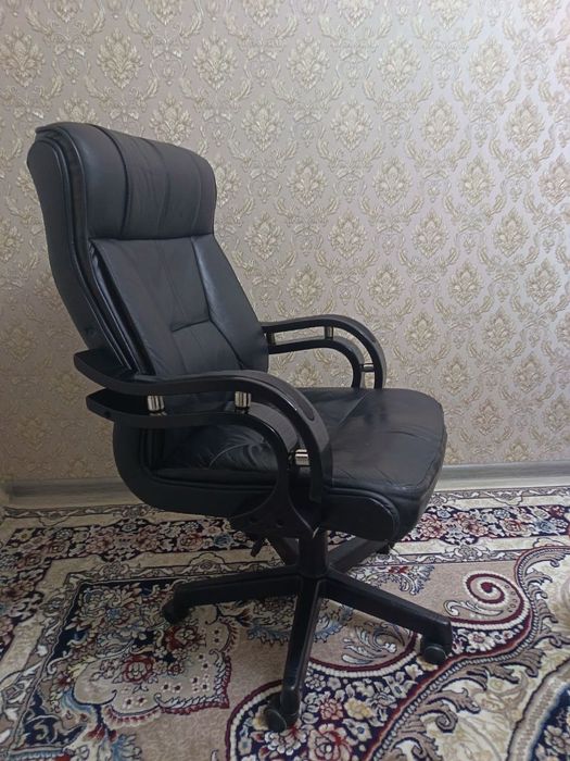 Продам офисные  кресло BOSS б/у