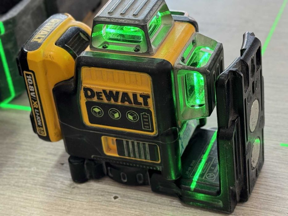 Линеен лазерен нивелир DEWALT DCE089D