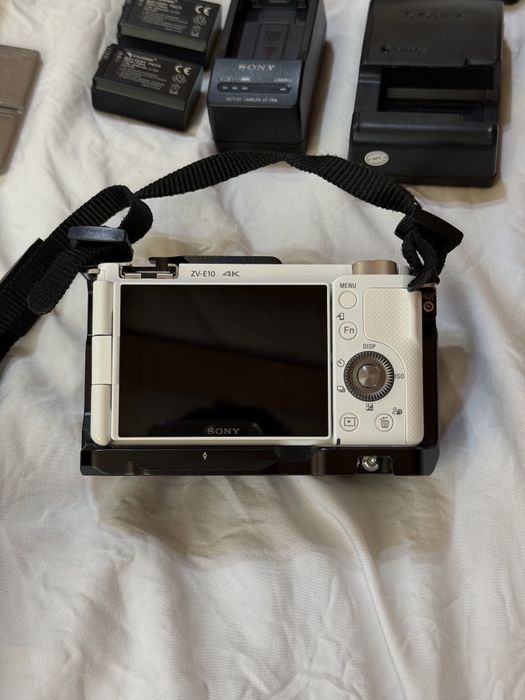 Продаю Sony ZV-E10