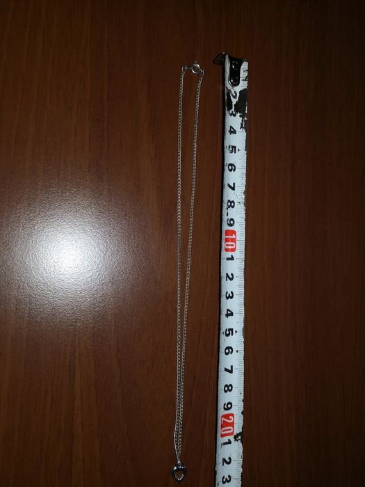 Продавам,

малък нежен сребърен, дамски, медальон с синджир-20лв.