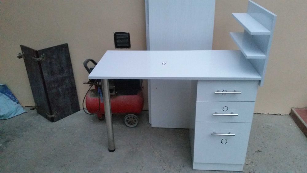 Маникюрный стол наличие