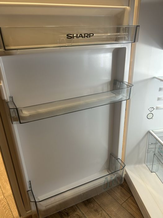 Хладилник Sharp 82 см