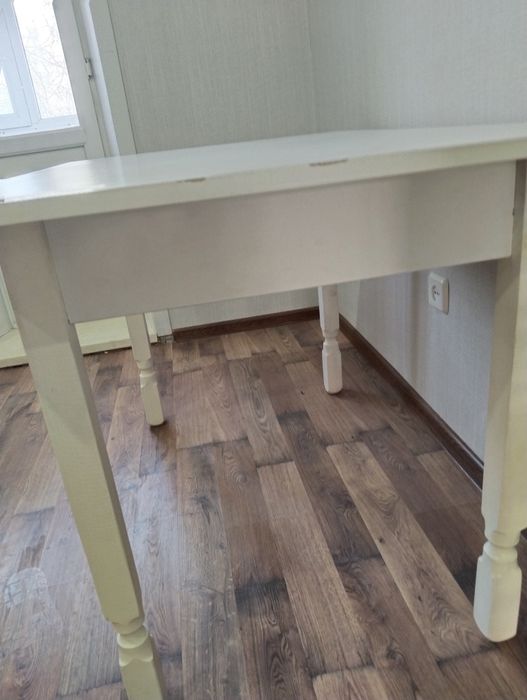 Продам стол кухонный и 6 стульев.