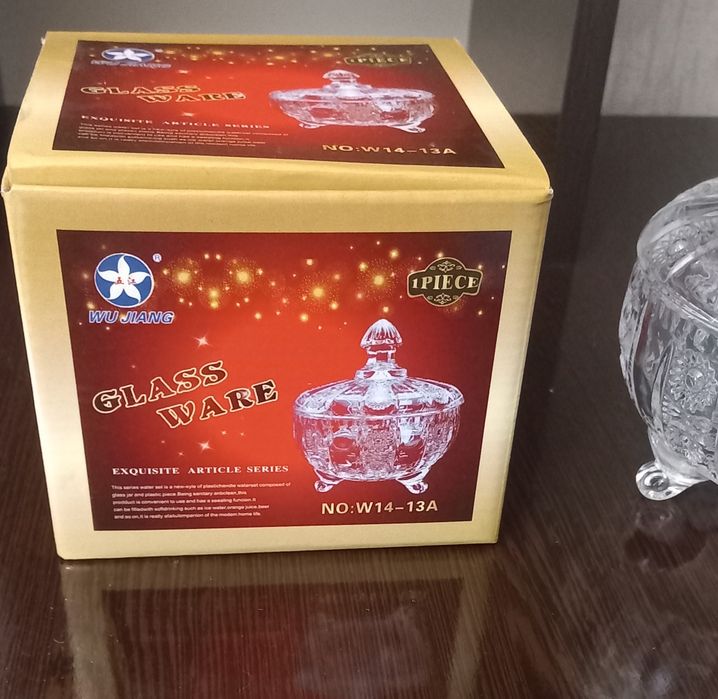 Кофейные чашки и вазочки