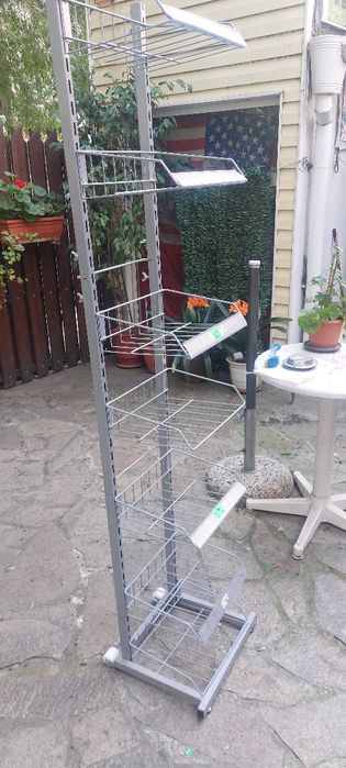 Продавам железен стелаж чисто нов.