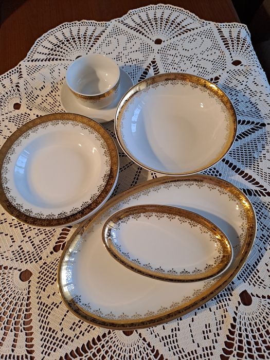 Сервиз за хранене от фин Чешки порцелан с позлатени кантове