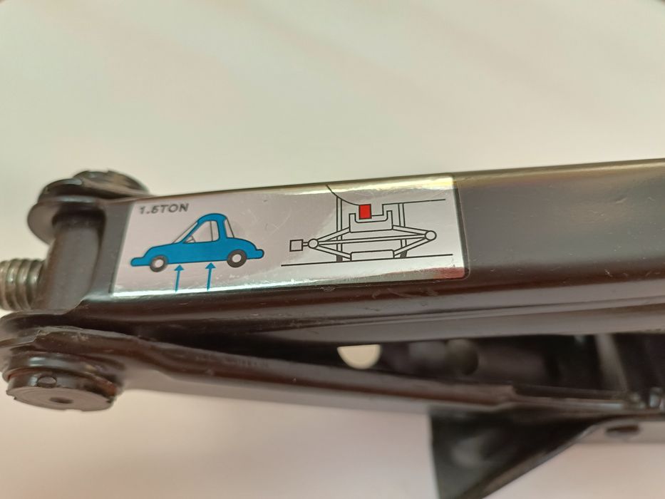 Домкрат автомобильный