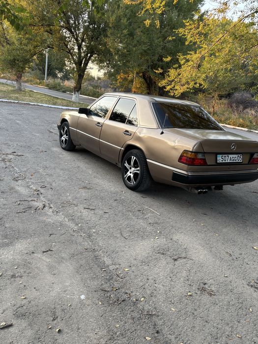 Мерседес W 124.