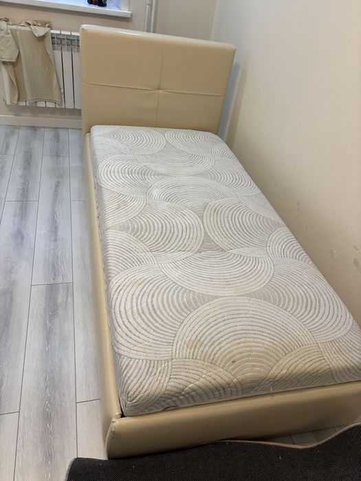 Продам кровать с матрасом