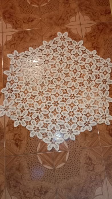 Vand 2 fete de masa- mileuri,diametru 95 cm,stare perfecta