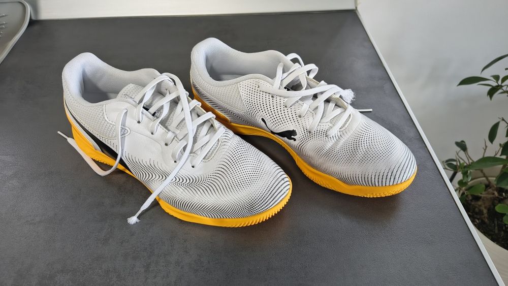 Ghete de fotbal Puma pentru sala marime 42.5