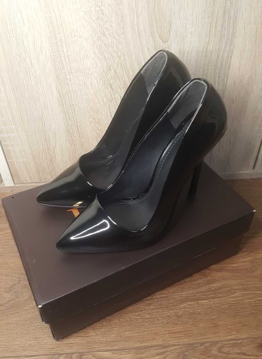 Нови черни лачени обувки с висок ток