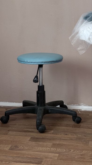 Кушетка белая в подарок стул