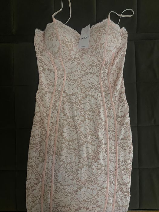 Пудрено розова дантелена рокля