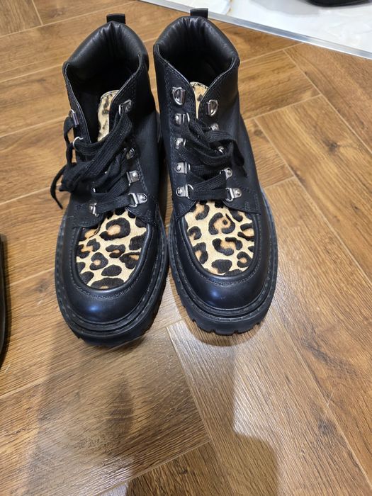 Срочно продам женские ботинки. TOM FORD