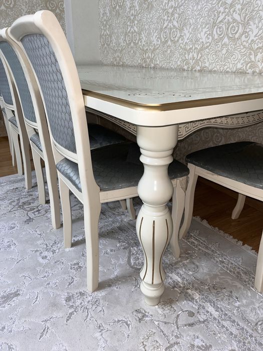 Стол без стульев