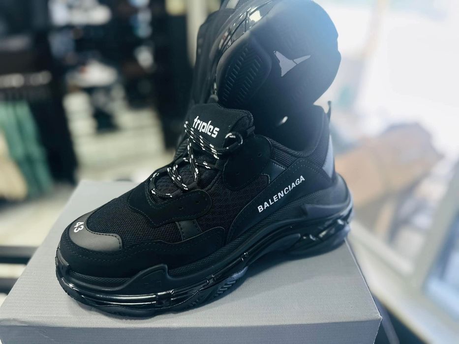 B Triple S Нови Черни Маратонки 36-44 Номер с Кутия