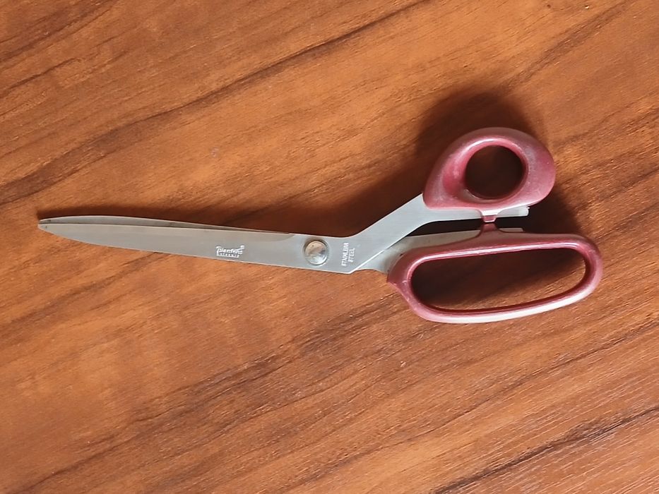 Ножница из нержавеющей стали.