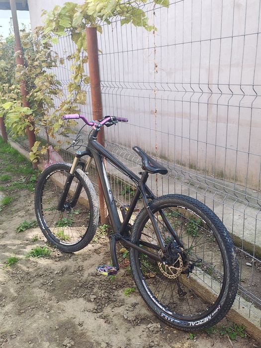 Vând dirt jumper nu știu firma