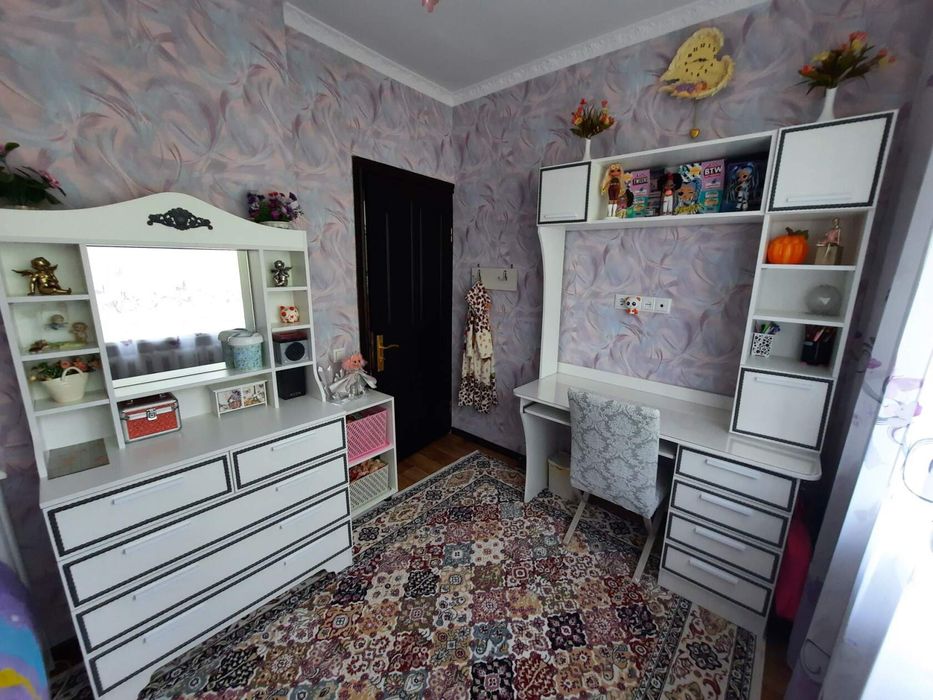 Компьютерный стол и комод для девочки