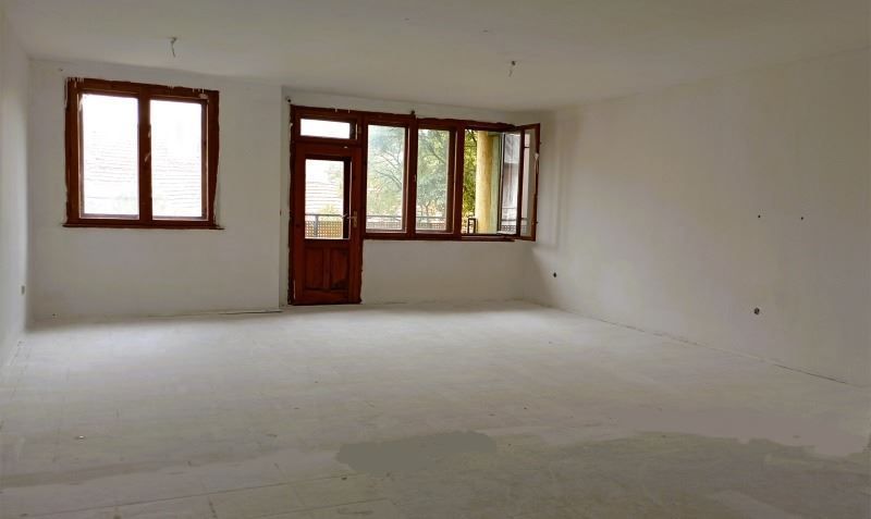 Продава се Тристаен апартамент в Варна, Общината - 70 кв.м за 2500 €/кв.м - Снимка #2