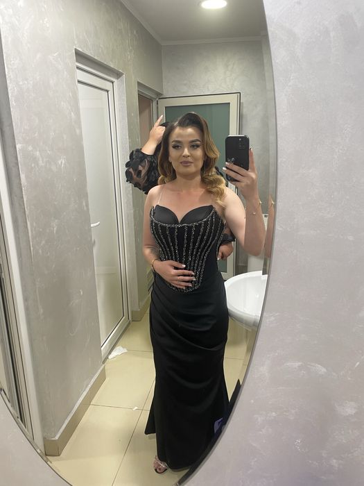 Rochie neagră, elegantă și feminină, cu bustul decorat cu detalii strălucitoare . Mărime: S .