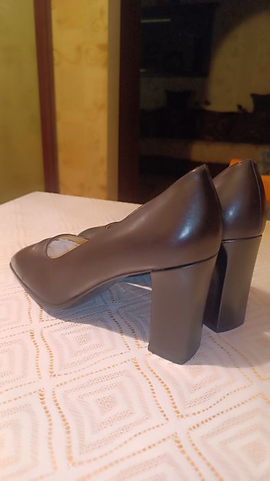 Женские туфли на каблуке.