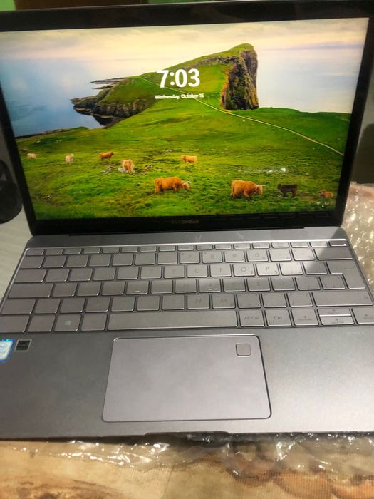 Употребяван ASUS ZenBook 3 UX390.Core i7-75000, 8 GB RAM,