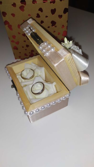 Чисто нова кутийка за сватбени халки